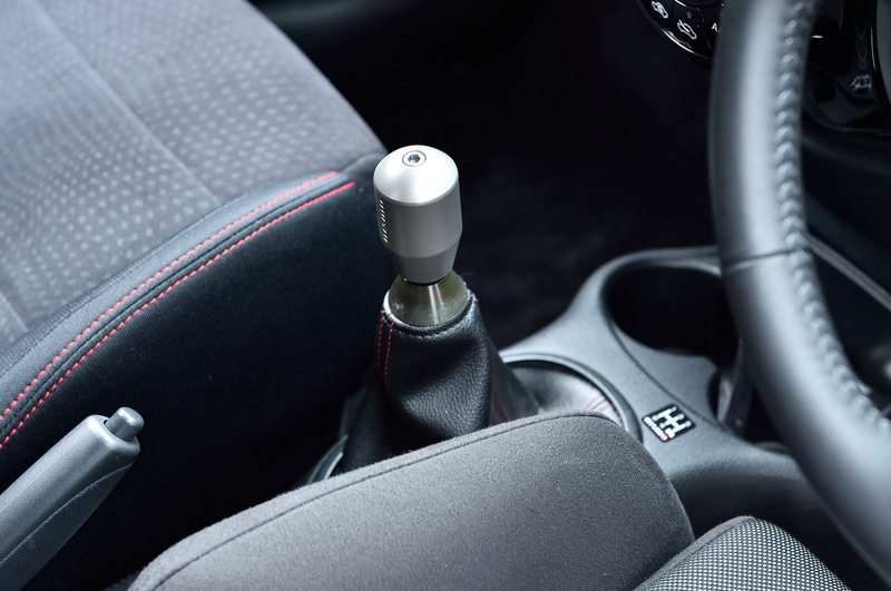 チタン製のGTシフトノブ：1万8000円（税別）。装着するにはシフトノブカラー：7800円（税別）が必要となる