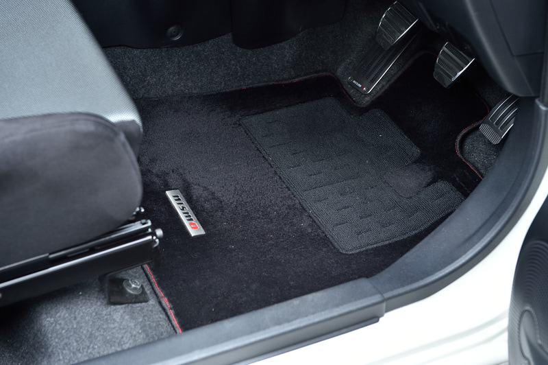 フロアマット：2万7500円（税別）