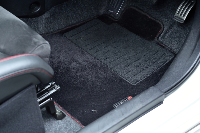 フロアマット：2万6476円（税別）