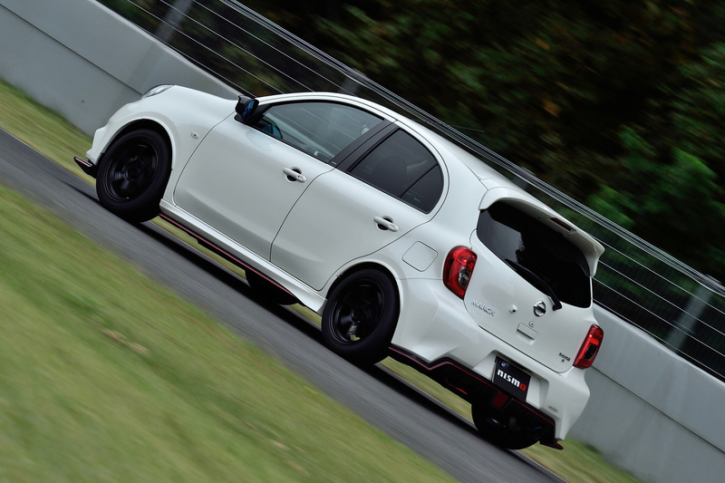 ミニサーキットも軽快なフットワークで楽しく走れる