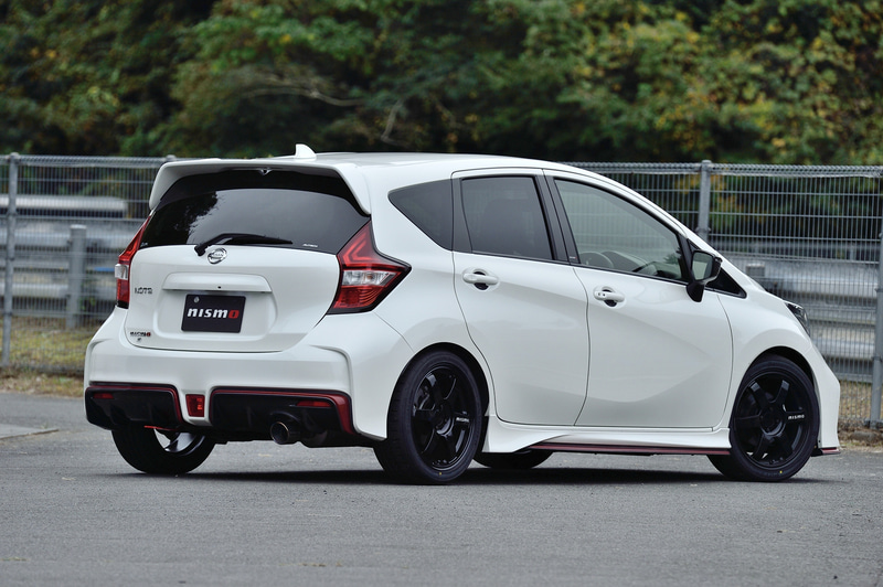 装着するサスペンションはマーチと同じくサーキット走行をメインターゲットとしたNISMOオリジナルのチューニングが施されたOHLINS製の全長調整式スポーツサスペンションキット（減衰力20段調整式）：37万1000円（税別）