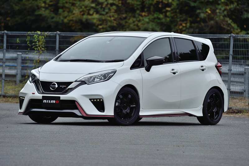 装着するサスペンションはマーチと同じくサーキット走行をメインターゲットとしたNISMOオリジナルのチューニングが施されたOHLINS製の全長調整式スポーツサスペンションキット（減衰力20段調整式）：37万1000円（税別）