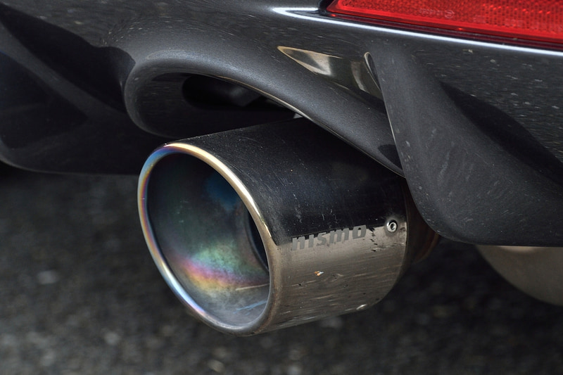 NISMO Sの純正マフラーより5.4kg軽いスポーツチタンマフラーは、交換用マフラー事前認証制度認定品で車検にも対応する：17万8000円（税別）