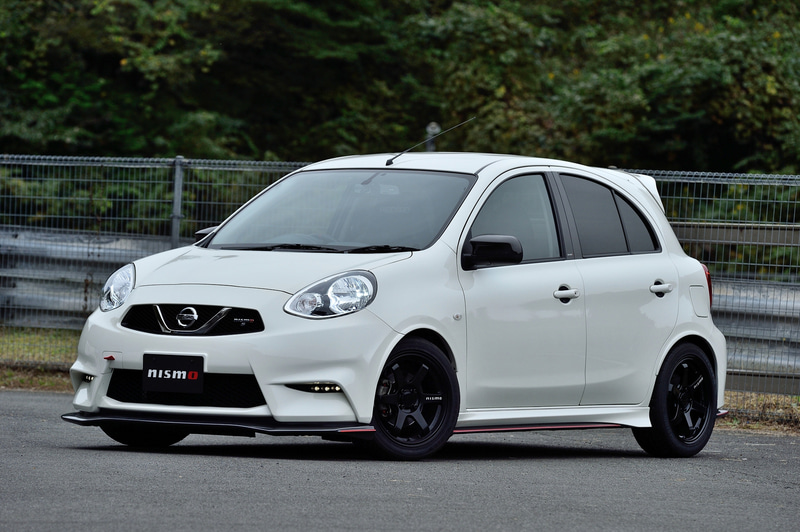 サーキット走行をメインターゲットとしたNISMOオリジナルのチューニングが施されたOHLINS製の全長調整式スポーツサスペンションキット（減衰力20段調整式）を装着する：37万1000円（税別）