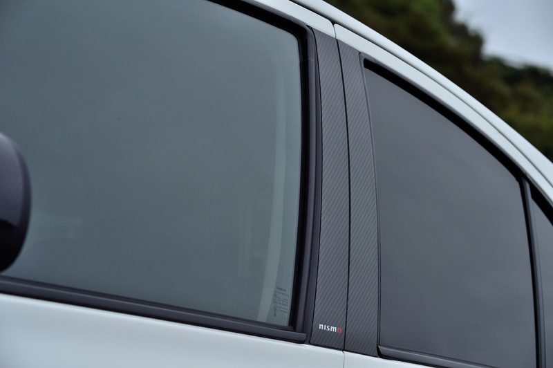 カーボンピラーガーニッシュ：2万9800円（税別）