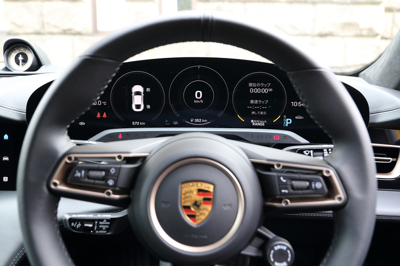 インテリアでは、ドライバーの前方に3つの丸型メーターが組み込まれた湾曲した16.8インチディスプレイを装備するほか、ポルシェ コミュニケーションマネジメント（PCM）用の10.9インチセンターディスプレイ、さらに助手席用の10.9インチフロントパッセンジャーディスプレイを備えるなど、先進的なデザインに仕上げられた。センターコンソールはタッチコントロール式を採用し、メニューバーからナビゲーションやApple CarPlayなどの設定を操作できる