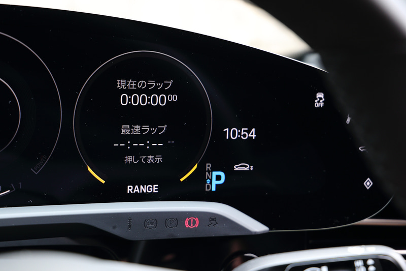 丸型メーターではラップタイム計測や前後左右のGメーター、走行モードの表示などが行なえる