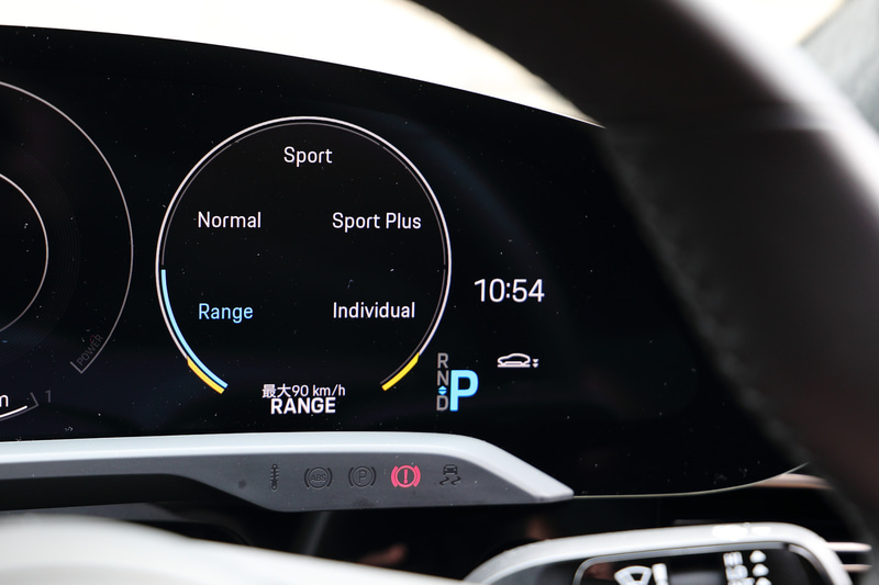 丸型メーターではラップタイム計測や前後左右のGメーター、走行モードの表示などが行なえる