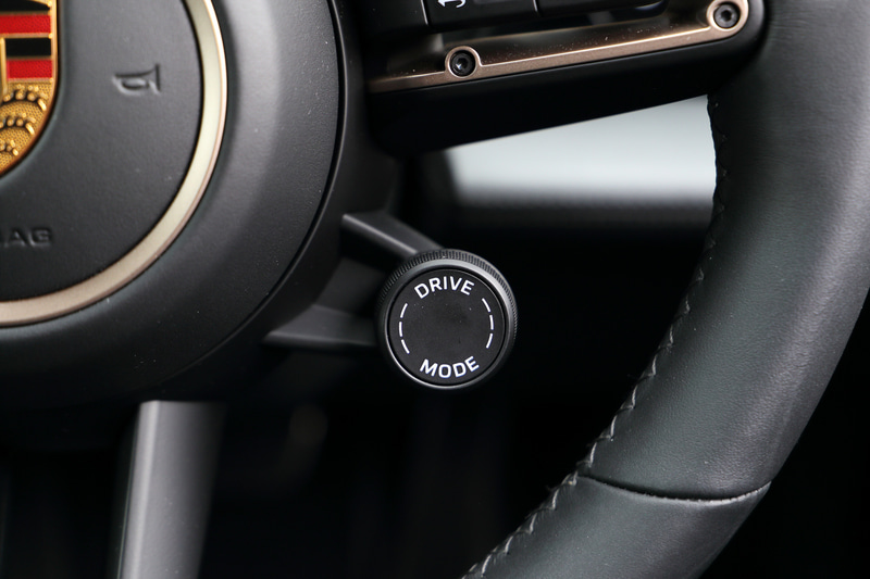 インテリアでは、ドライバーの前方に3つの丸型メーターが組み込まれた湾曲した16.8インチディスプレイを装備するほか、ポルシェ コミュニケーションマネジメント（PCM）用の10.9インチセンターディスプレイ、さらに助手席用の10.9インチフロントパッセンジャーディスプレイを備えるなど、先進的なデザインに仕上げられた。センターコンソールはタッチコントロール式を採用し、メニューバーからナビゲーションやApple CarPlayなどの設定を操作できる