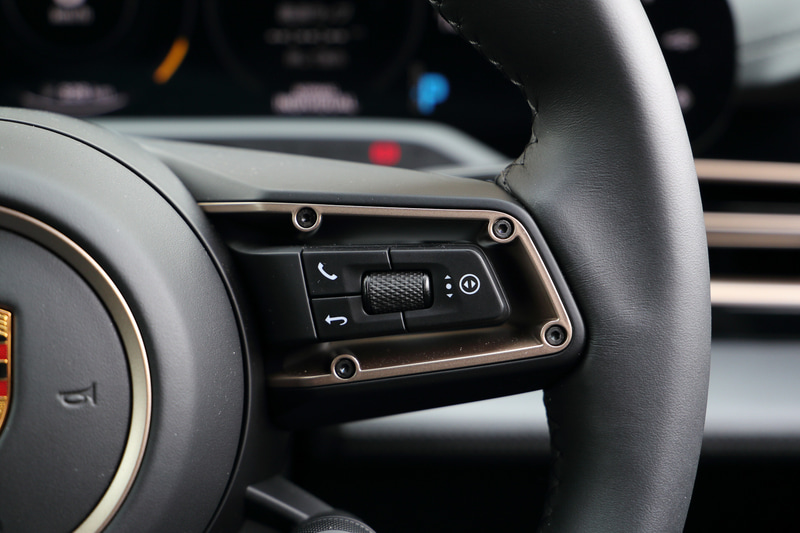 インテリアでは、ドライバーの前方に3つの丸型メーターが組み込まれた湾曲した16.8インチディスプレイを装備するほか、ポルシェ コミュニケーションマネジメント（PCM）用の10.9インチセンターディスプレイ、さらに助手席用の10.9インチフロントパッセンジャーディスプレイを備えるなど、先進的なデザインに仕上げられた。センターコンソールはタッチコントロール式を採用し、メニューバーからナビゲーションやApple CarPlayなどの設定を操作できる