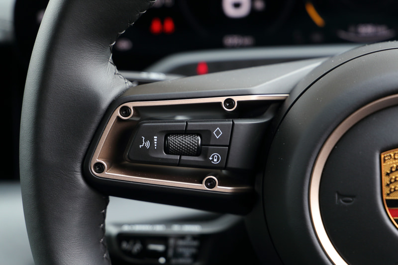 インテリアでは、ドライバーの前方に3つの丸型メーターが組み込まれた湾曲した16.8インチディスプレイを装備するほか、ポルシェ コミュニケーションマネジメント（PCM）用の10.9インチセンターディスプレイ、さらに助手席用の10.9インチフロントパッセンジャーディスプレイを備えるなど、先進的なデザインに仕上げられた。センターコンソールはタッチコントロール式を採用し、メニューバーからナビゲーションやApple CarPlayなどの設定を操作できる