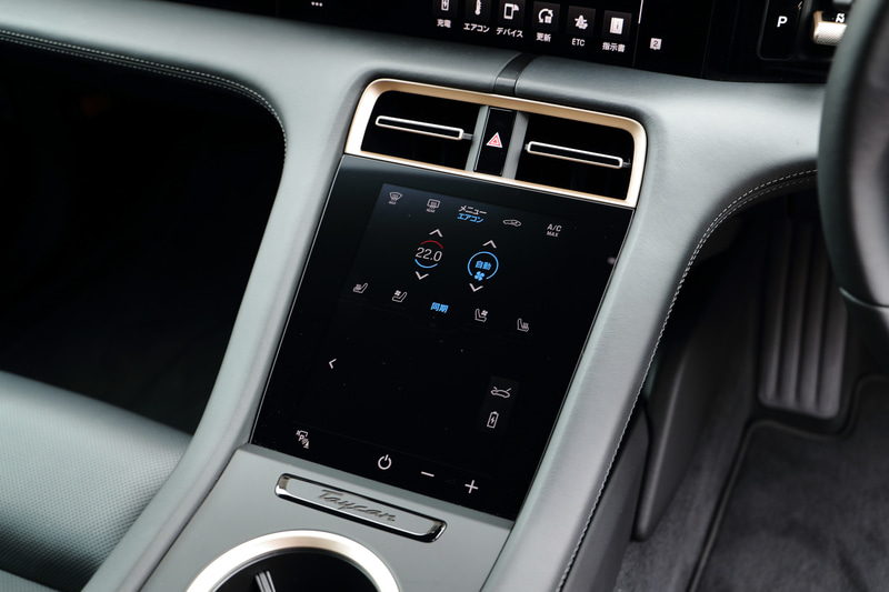 エアコンもタッチパネル式
