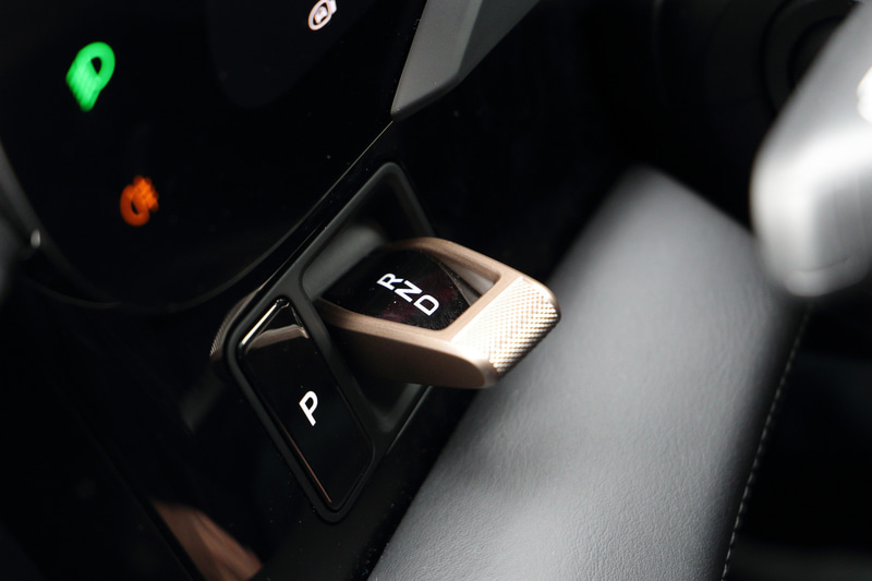 ポジション選択はインパネに設けられるスイッチで行なう。