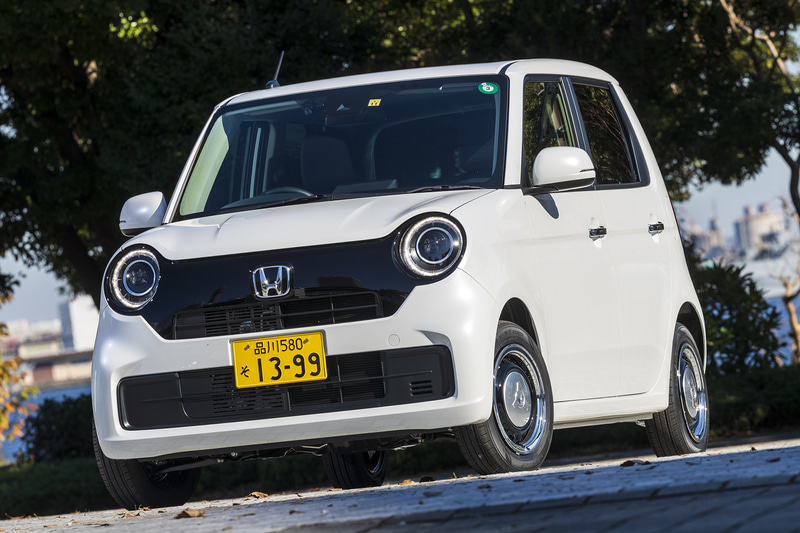 写真はN-ONE Original（2WD）。ボディカラーはプラチナホワイト・パール。価格は159万9400円。ボディサイズは3395×1475×1545mm（全長×全幅×全高）、ホイールベースは2520mm。「N360」のデザインを継承する初代から変わらない「丸・四角・台形」を基本の形とした“タイムレスデザイン”をベースに、走る楽しさと安全性を感じられるデザインを追求