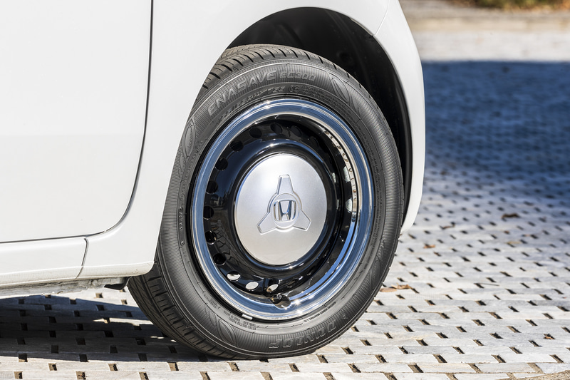 ホイールデザインはグレードごとに異なり、左からOriginalの14インチスチールホイール＋カラードディッシュホイール（ブラック）、Premium Tourerの15インチアルミホイール（グレーメタリック/切削リム）、RSの15インチアルミホイール（マットブラック）