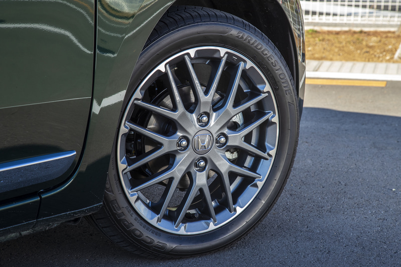 ホイールデザインはグレードごとに異なり、左からOriginalの14インチスチールホイール＋カラードディッシュホイール（ブラック）、Premium Tourerの15インチアルミホイール（グレーメタリック/切削リム）、RSの15インチアルミホイール（マットブラック）