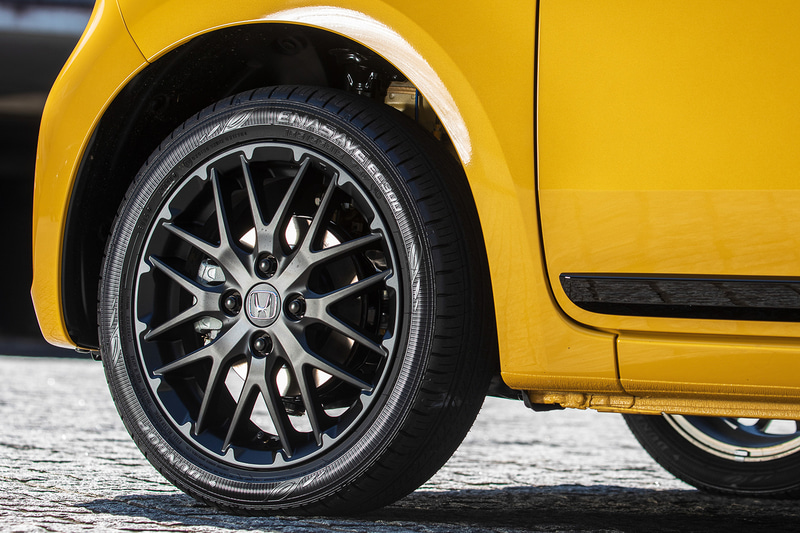 ホイールデザインはグレードごとに異なり、左からOriginalの14インチスチールホイール＋カラードディッシュホイール（ブラック）、Premium Tourerの15インチアルミホイール（グレーメタリック/切削リム）、RSの15インチアルミホイール（マットブラック）