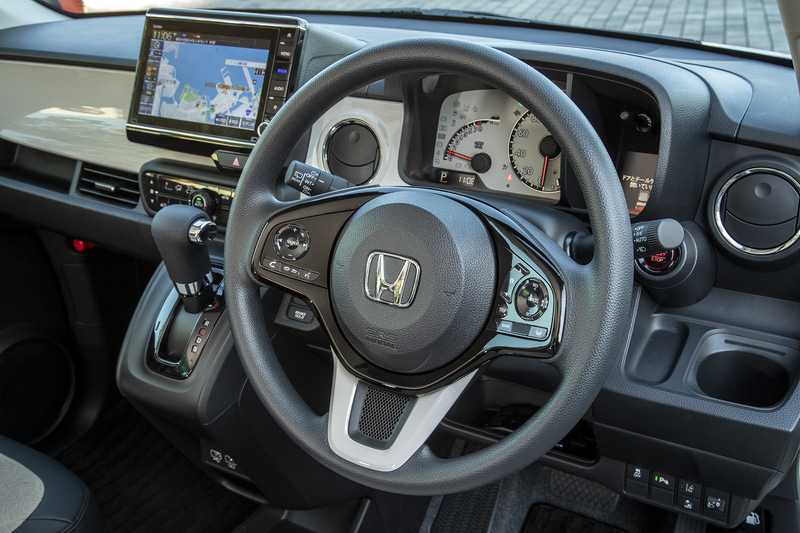 Originalの内装。インパネガーニッシュやステアリングロアガーニッシュがプラチナホワイトとなる