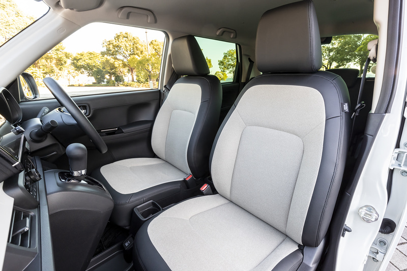 フロントシートはプライムスムース＆トリコットのコンビシート。全車ともリアはトリコットのシート表皮を採用し、カラーは濃いめのグレーとなる
