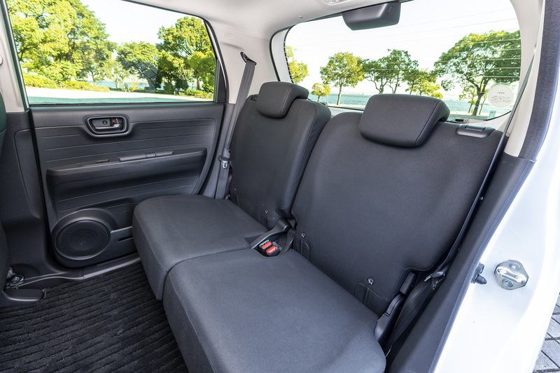 フロントシートはプライムスムース＆トリコットのコンビシート。全車ともリアはトリコットのシート表皮を採用し、カラーは濃いめのグレーとなる
