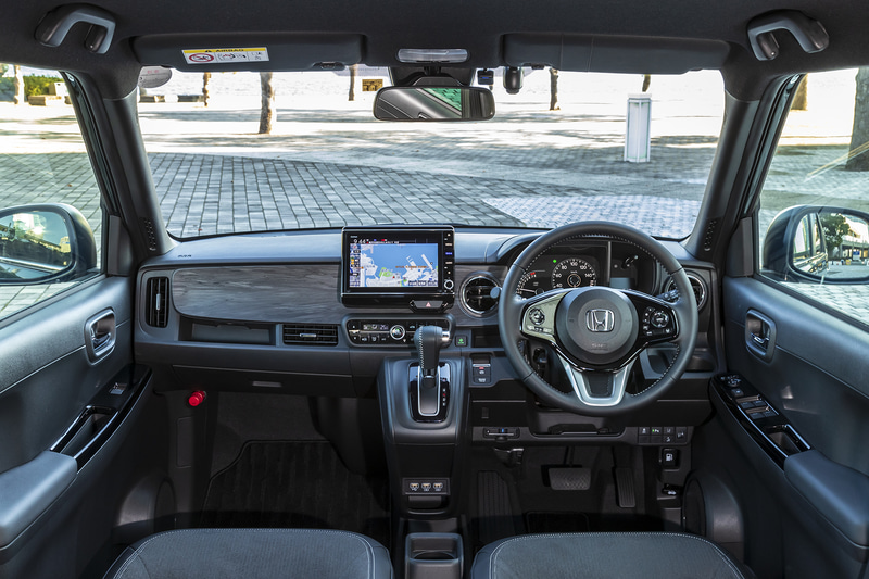 Premium/Premium Tourerの内装。インパネガーニッシュはブラックウッド調に、本革巻ステアリングホイールのロアーガーニッシュはシルバーとなる。フロントシートはプライムスムース＆ダブルラッセルのコンビシート