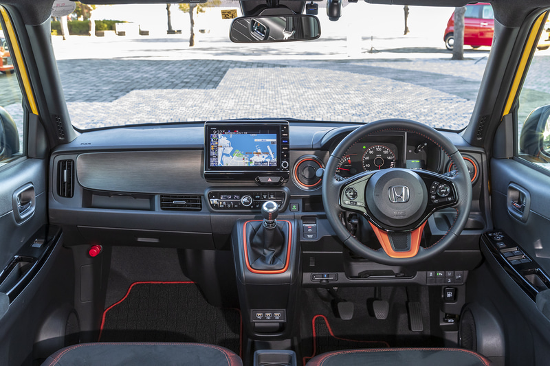 RSの内装。インパネガーニッシュはスチールヘアライン調になるほか、ステアリングロアーガーニッシュ、シフトまわりの加飾、エアコンアウトレットのリングなどにオレンジの差し色を使用