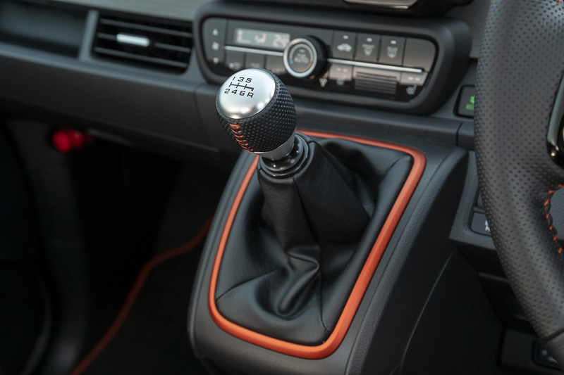 専用設計となる6速MTのシフトノブは「S2000」のデザインがベース