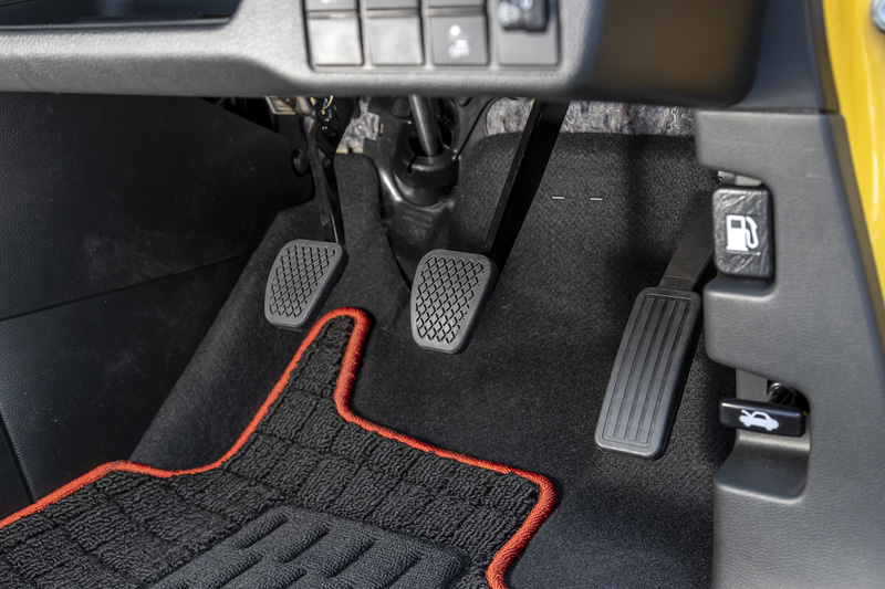 3ペダルでも足下スペースに窮屈さはあまり感じられない