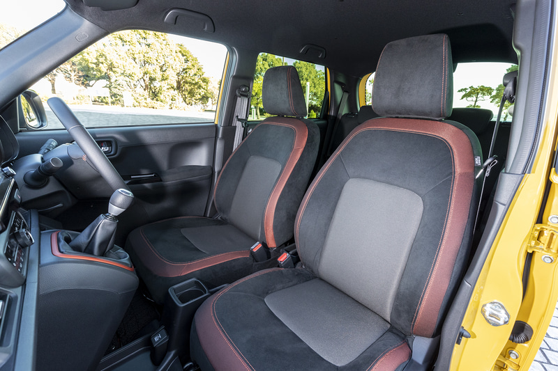 ラックススェード＆メッシュジャージーのフロントシートにもオレンジがあしらわれる