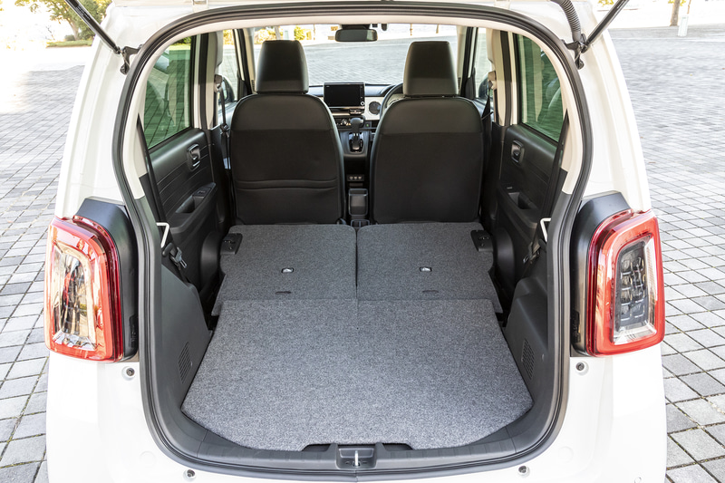リアシートは5：5分割式でチップアップ＆ダイブダウン機構付となるため、荷室を広く使いたい場合にも対応できるくらいの容量を確保している