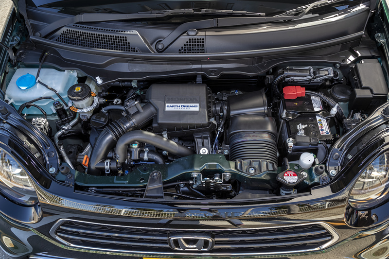 Premium TourerとRSは直列3気筒DOHC 0.66リッターターボエンジンを搭載。最高出力47kW（64PS）/6000rpm、最大トルク104Nm（10.6kgfm）/2600rpmを発生する。WLTCモード燃費は20.2km/L～21.8km/L