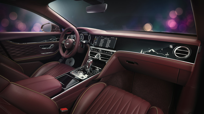 ダッシュボードからドアにかけて、水平方向に流れるように伸びるウッドパネルを装備していて、キャビンのスペースと幅の広さを強調。また、マリナーの提案により、グランドブラックのパネルには北極点の冬の夜景が描かれ、フェイシアおよびドアのウエストレールには夜の旅の終わりを表現するインレイが施される