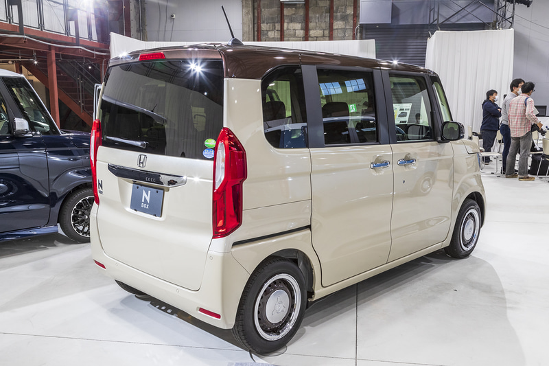 撮影車両はL コーディネートスタイル。ボディカラーはプレミアムアイボリー・パールII＆ブラウン