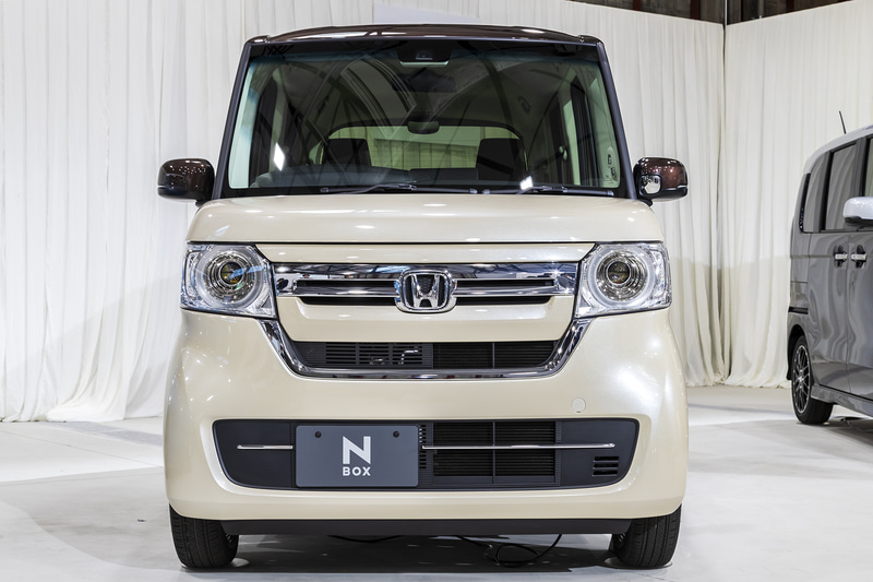 撮影車両はL コーディネートスタイル。ボディカラーはプレミアムアイボリー・パールII＆ブラウン