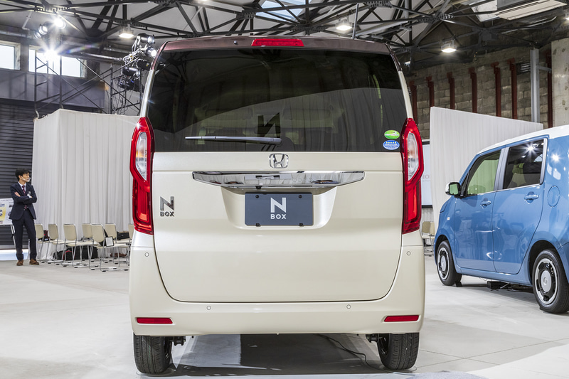 撮影車両はL コーディネートスタイル。ボディカラーはプレミアムアイボリー・パールII＆ブラウン