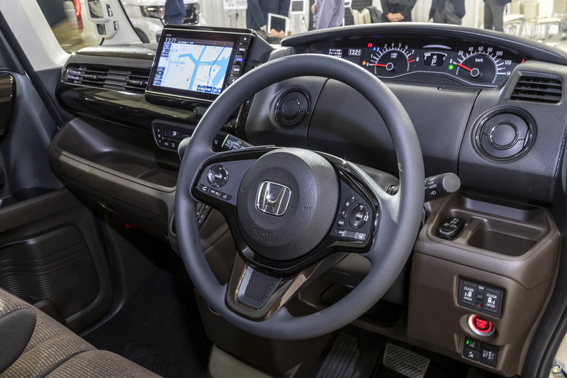 ステアリング下部にもダークタンの加飾が加わる。ターボエンジン車は本革巻ステアリングが標準