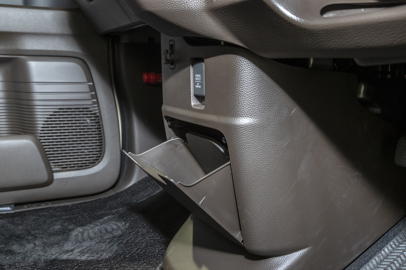 インパネ下部に収納ボックスを用意