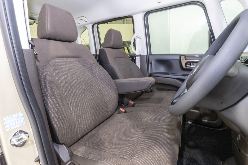 L系グレードのフロントシートはベンチタイプ。中央にアームレストが備わる