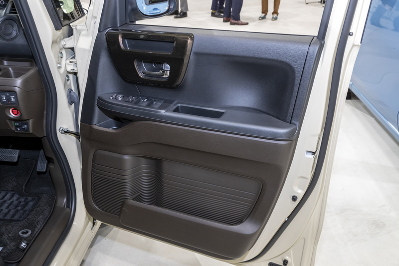 クロームメッキのインナードアハンドルとダークタンのドアオーナメントパネルもコーディネートスタイルならではの装備