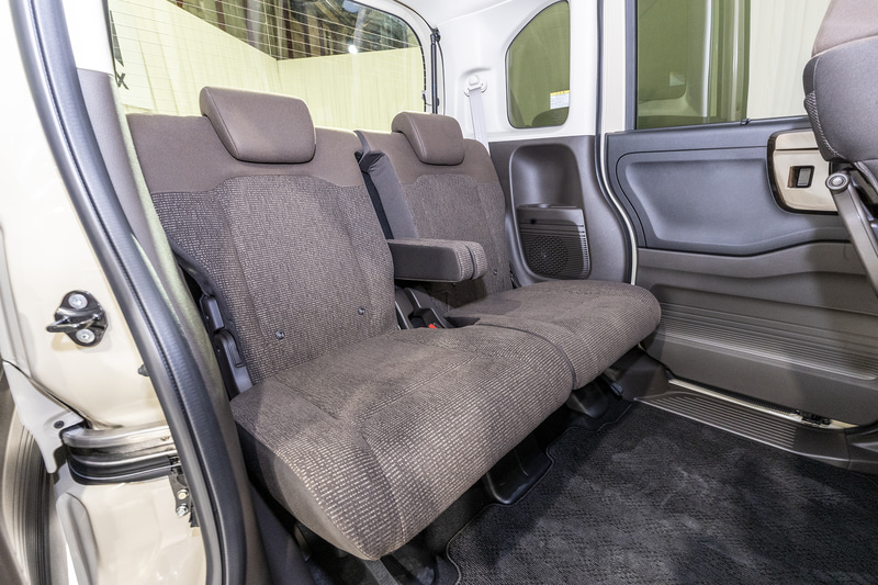 リアシートは5：5分割でスライド＆リクライニングが可能