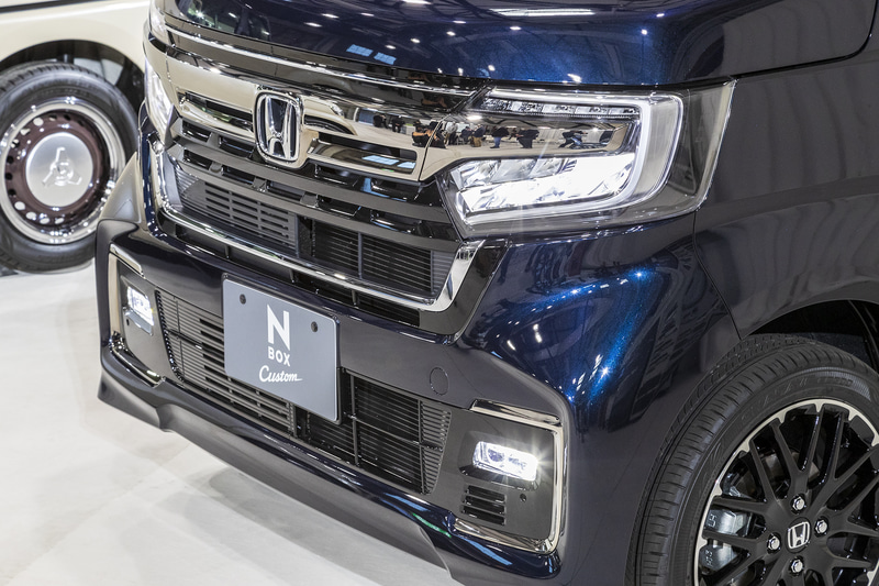 グリル形状の変更により押し出し感をアップ。コーディネートスタイルのヘッドライトはダーククロームメッキタイプとなる