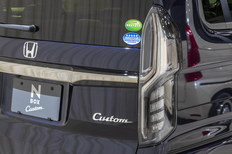 リアコンビランプはクリアレンズ＆フルLEDでノーマルモデルと差別化