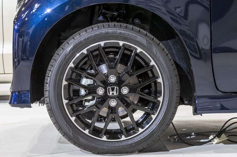 ターボエンジン車のタイヤサイズは165/55R15。コーディネートスタイルはブラック塗装と切削を組み合わせた専用アルミホイールを装着