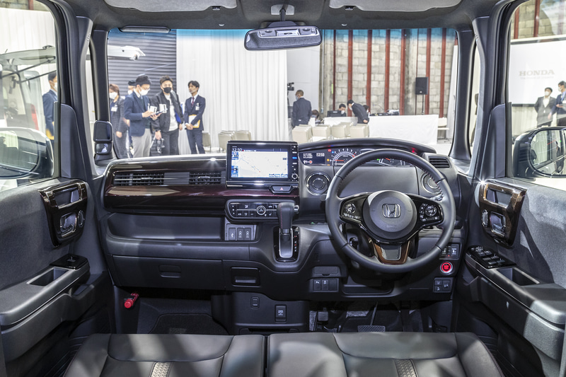 カスタムのインパネは黒を基調としたもの。コーディネートスタイルでは助手席前のインパネガーニッシュなどにはマルチボルドー偏光塗装を施したパーツを装着する