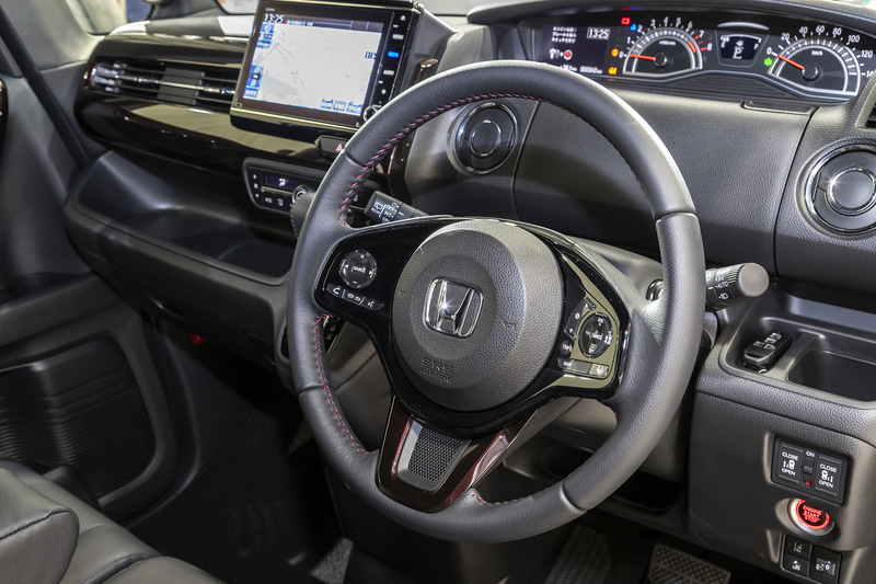 ターボエンジン車は本革巻ステアリングが標準。コーディネートスタイルではステッチがバーガンディカラーになるとともに下部加飾がマルチボルドー偏光塗装になる