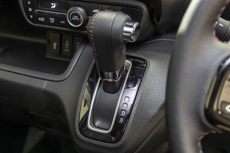 ターボエンジン車はセレクトノブが本革巻に。ステアリングと同様にステッチがバーガンディカラーになる
