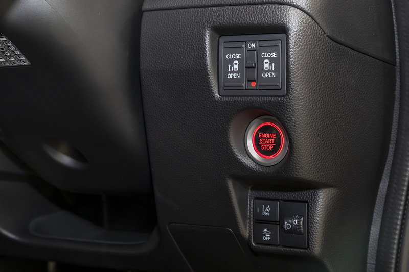 スタートスイッチなど。ターボ車は両側ともパワースライドドアが標準