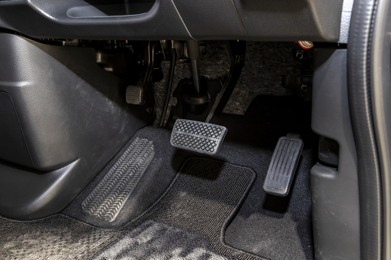 ペダルまわり。パーキングブレーキは足踏み式