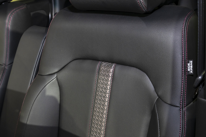 コーディネートスタイルのシート表皮はブラックとボルドーのコンビネーション