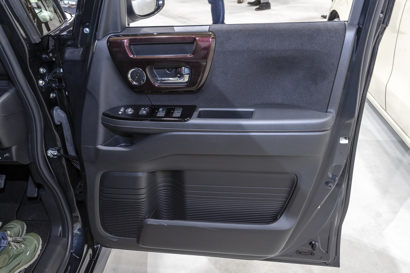 運転席ドアトリム。コーディネートスタイルではドアオーナメントパネルもマルチボルドー偏光塗装になる